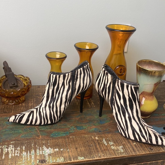 🦓🦓🦓 Zebra Print boots that I never wore size 8. 4-5 inch heels BRAND NEW - Picture 8 of 13